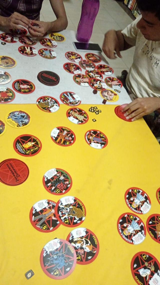 Let's Summon Demons na stole, zdjęcie: MarFe MaAn