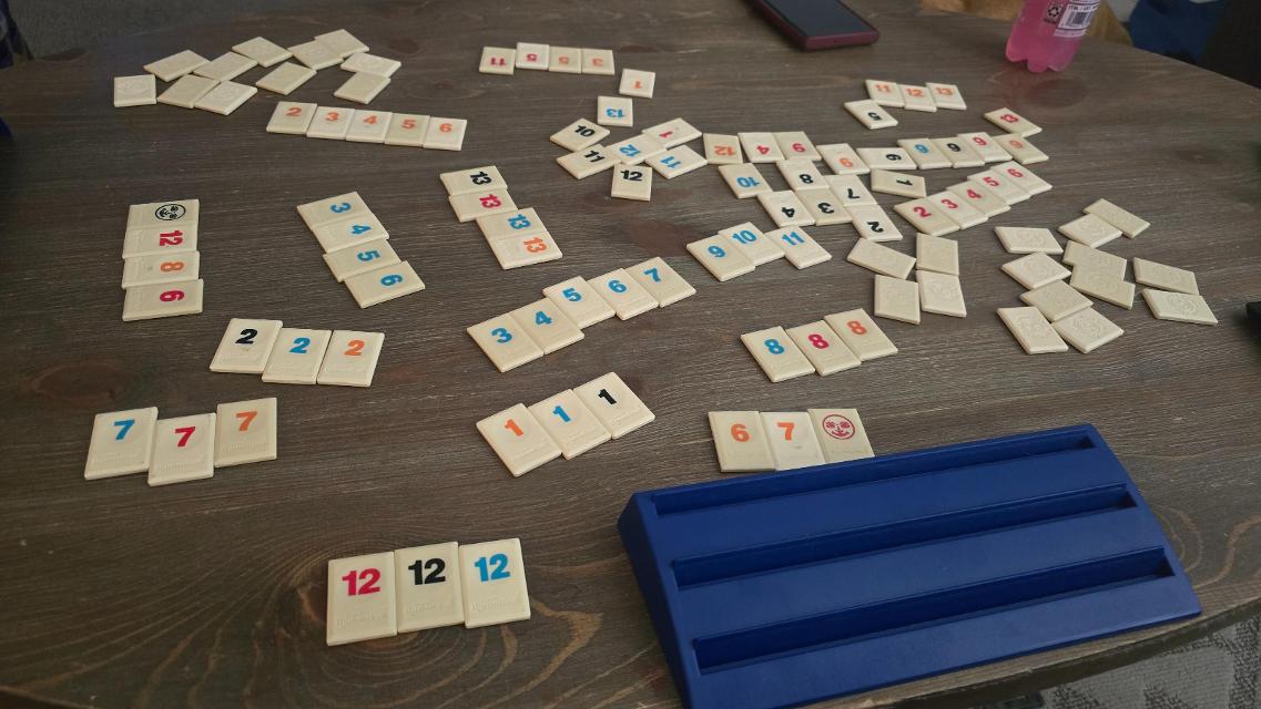 테이블 위의 Rummikub, 사진: Chris Salazar