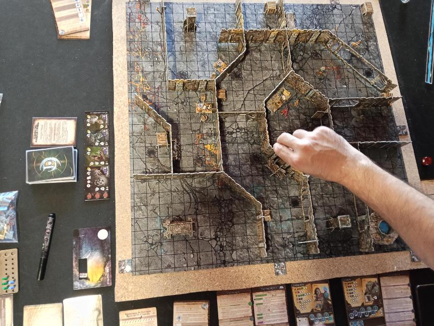 Maladum: Dungeons of Enveron na stole, zdjęcie: Morriondo
