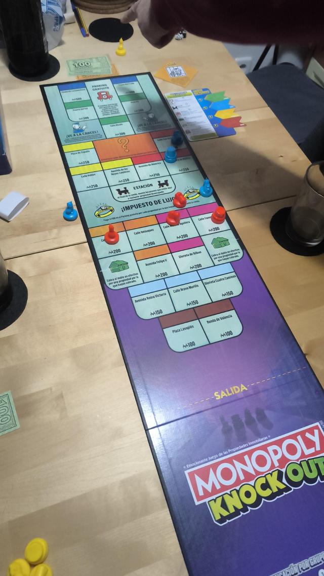 Monopoly Knockout sul tavolo, foto di Sapinto