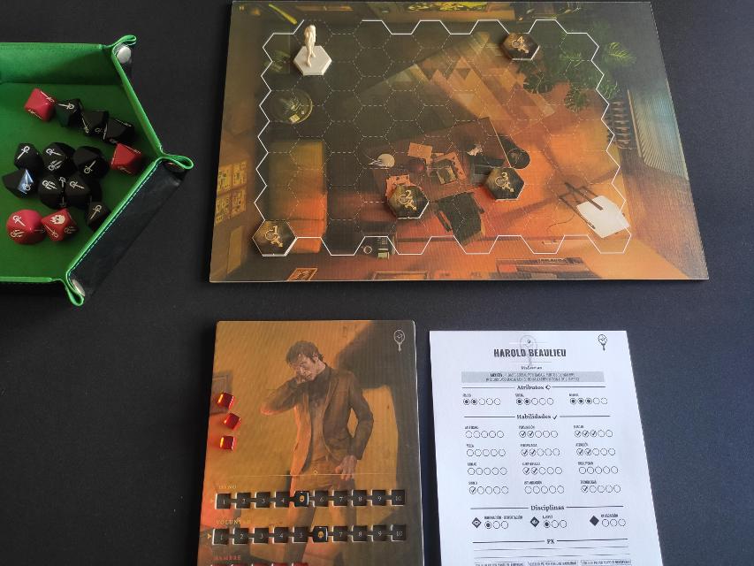 Vampire: The Masquerade – Chapters на столе, фото: Mario Estruch