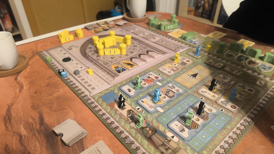 Stupor Mundi on the table, photo by Sapinto