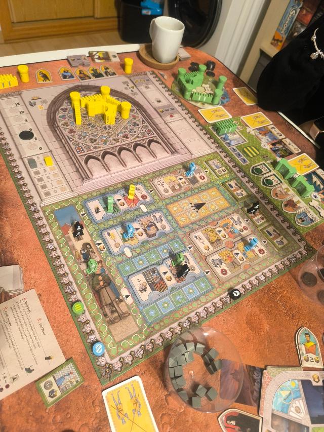 Stupor Mundi on the table, photo by Sapinto