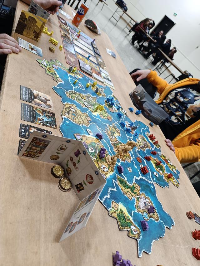 桌上的诸神之战:传奇版,照片来自 Alessia Celadin