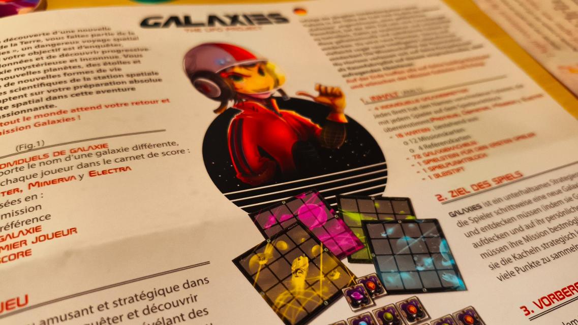 Galaxies: The UFO Project on the table, photo by Mochilo