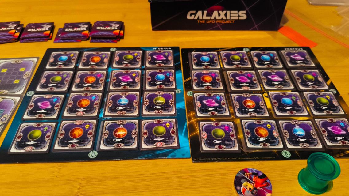 Galaxies: The UFO Project on the table, photo by Mochilo