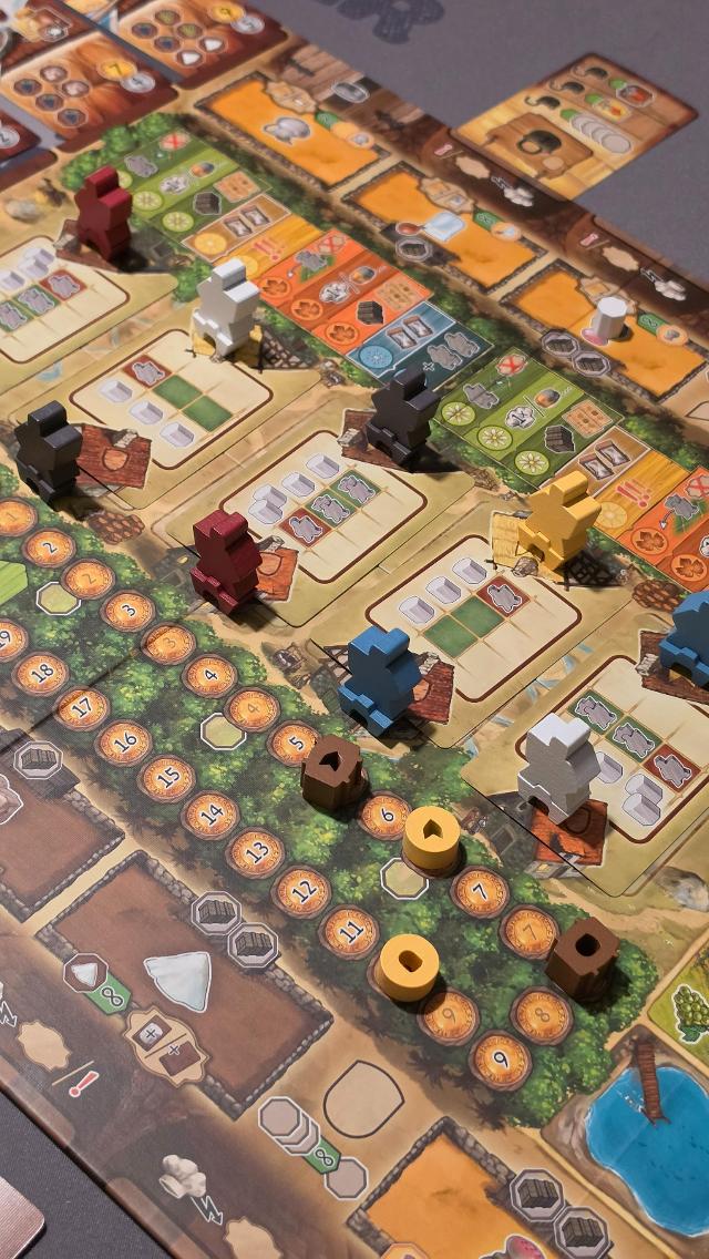 Víno a sýr na stole, foto: Jugar y Leer
