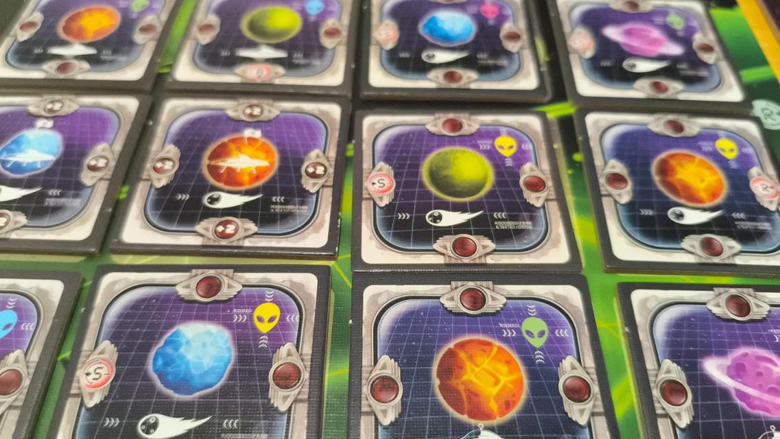 Galaxies: The UFO Project on the table, photo by Mochilo