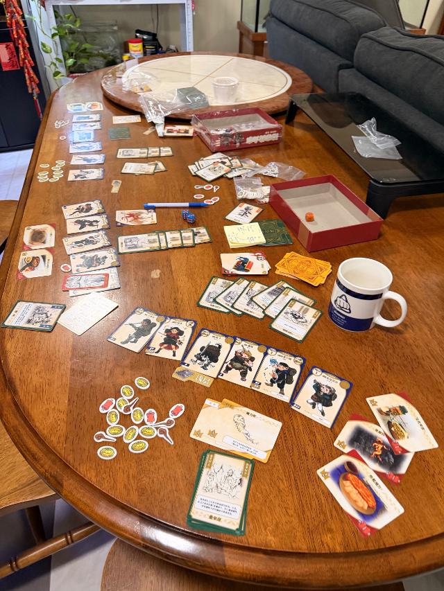 Monster Eater: A Delicious in Dungeon Board Game sobre la taula, foto de Paige