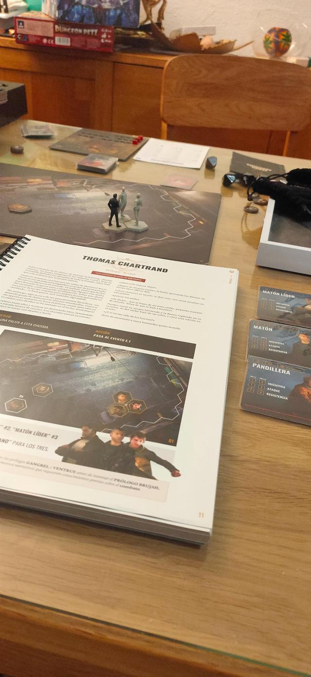 Vampire: The Masquerade – Chapters на столе, фото: Alfredo Nadal