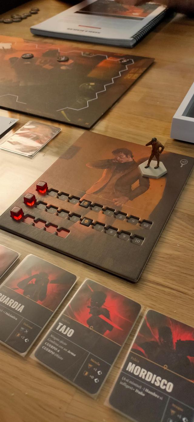 Vampire: The Masquerade – Chapters на столе, фото: Alfredo Nadal