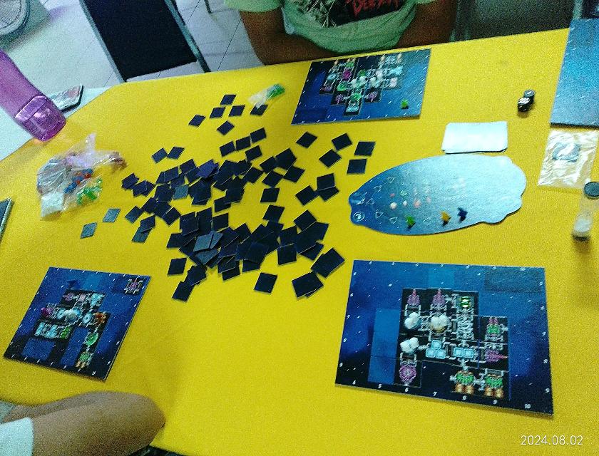 Galaxy Trucker (Second Edition) på bordet, foto af MarFe MaAn