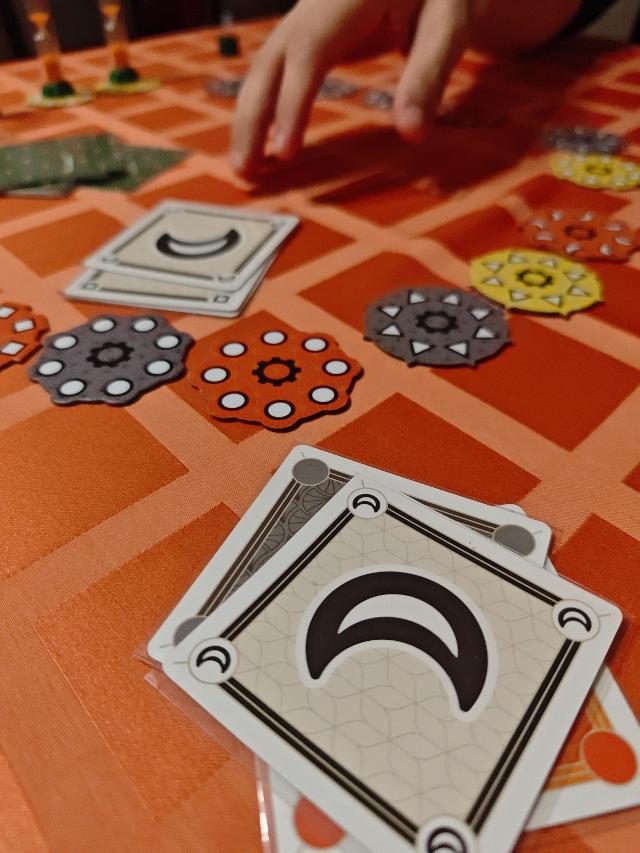 Quicksand on the table, photo by tienlevy