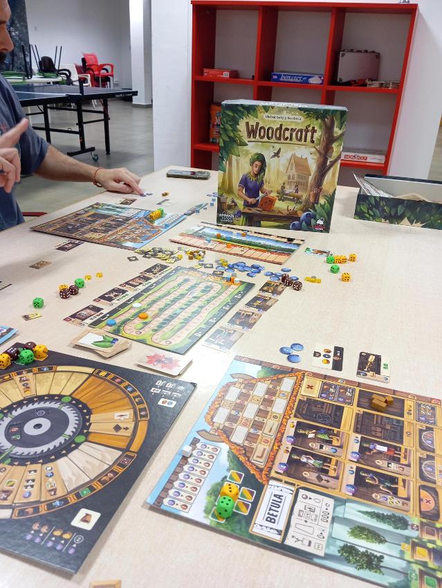 Woodcraft pe masă, fotografie de Estepo Estepoes