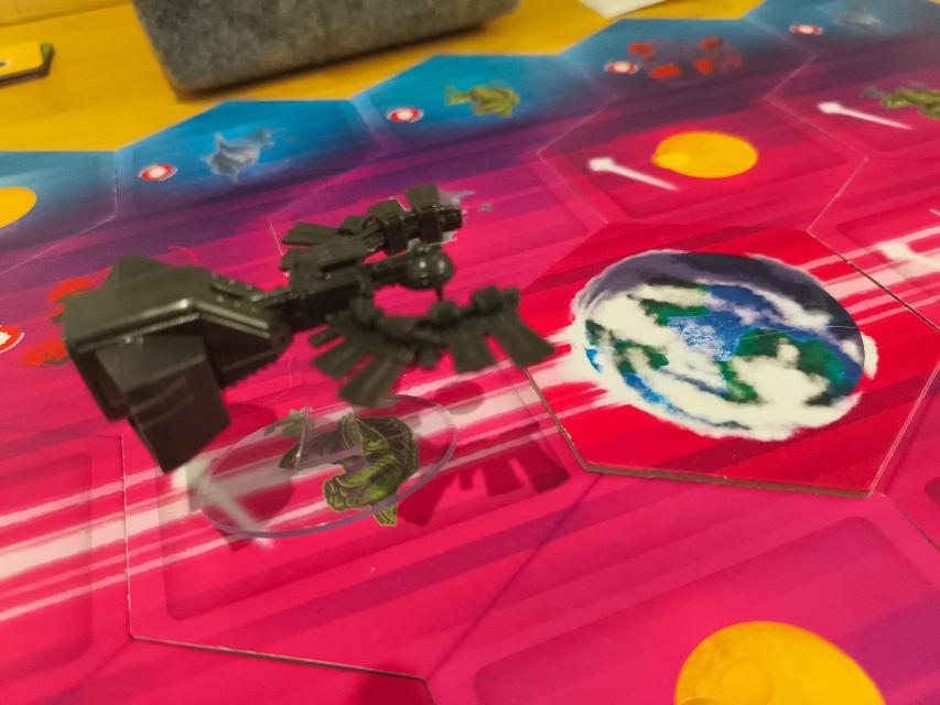 Black Angel on the table, photo by Mochilo
