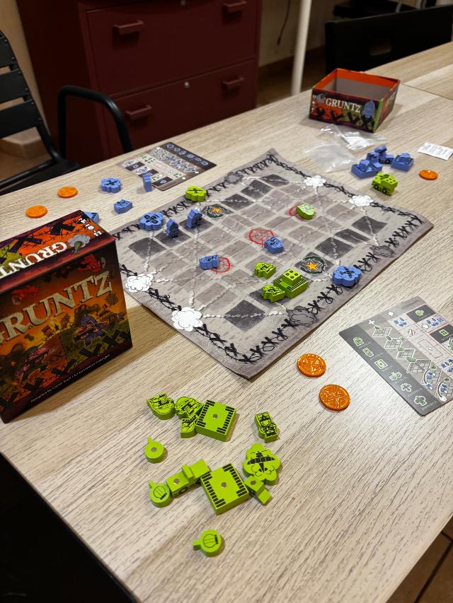 Gruntz على الطاولة، صورة من Dani Gómez