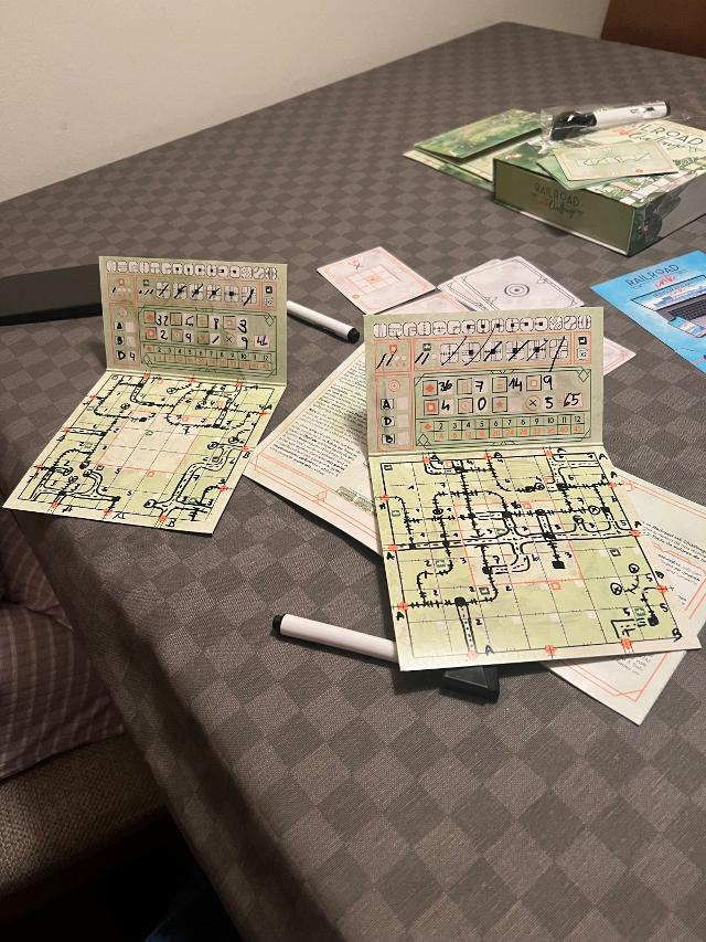 Railroad Ink Challenge: Lush Green Edition na stole, zdjęcie: Marc Casals