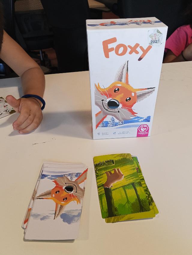 Foxy على الطاولة، صورة من Morriondo