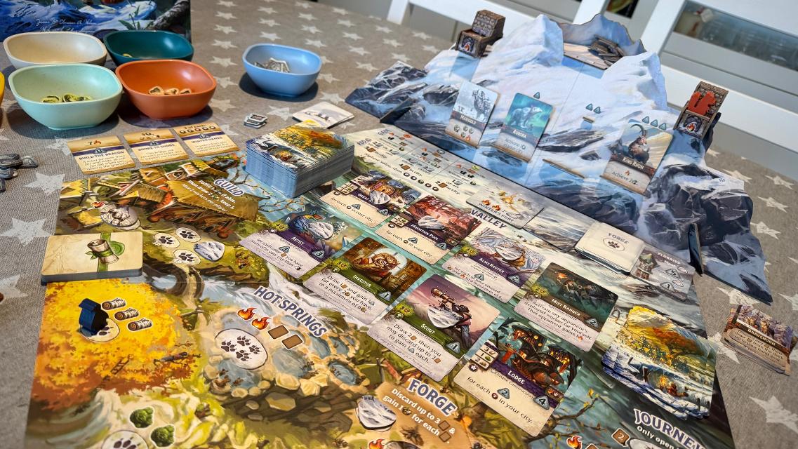 Silverfrost: Ein Spiel in der Welt von Everdell auf dem Tisch, Foto von Dídac