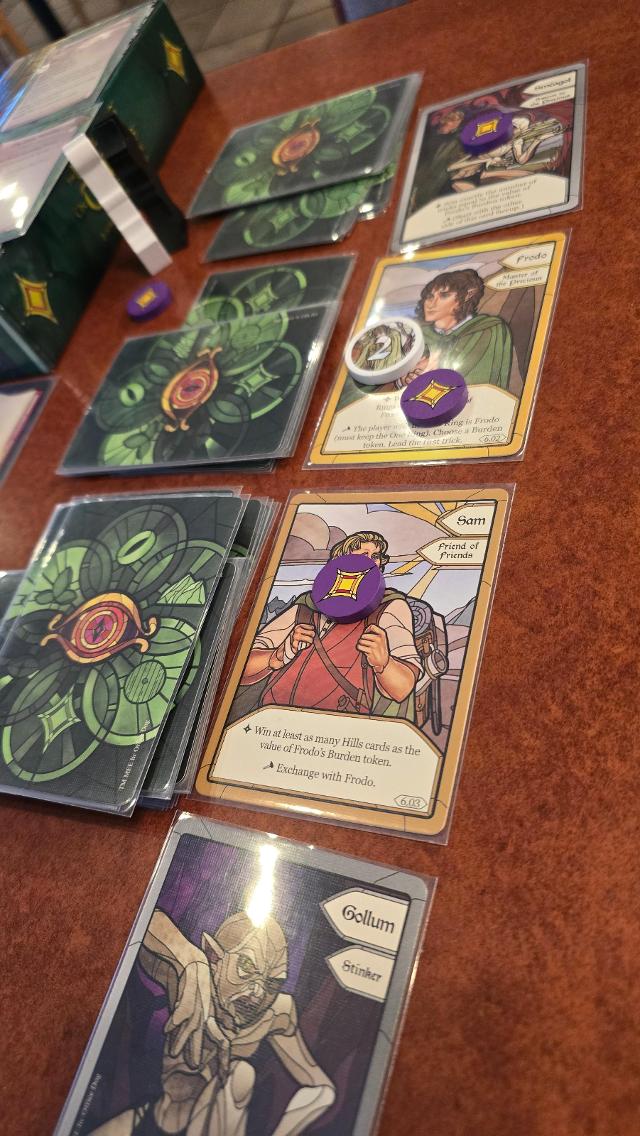 Il Signore degli Anelli: Le Due Torri – Trick-Taking Game sul tavolo, foto di Chris Salazar
