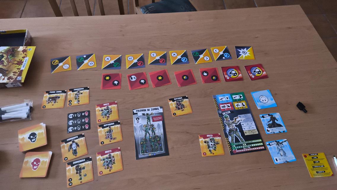 Zombicide: Fegyverbe! az asztalon, fotó: Pedropanes