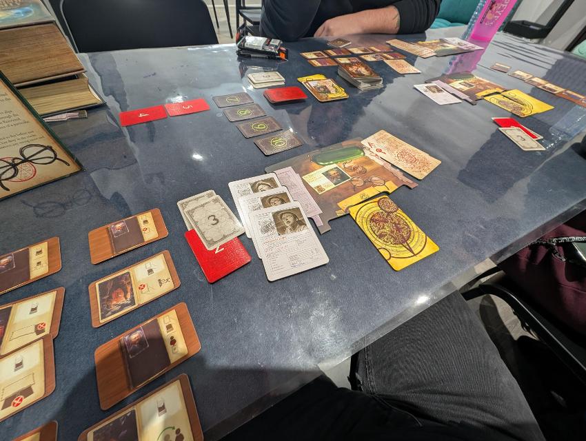 Miskatonic University: The Restricted Collection sobre la taula, foto de Brandon Storm