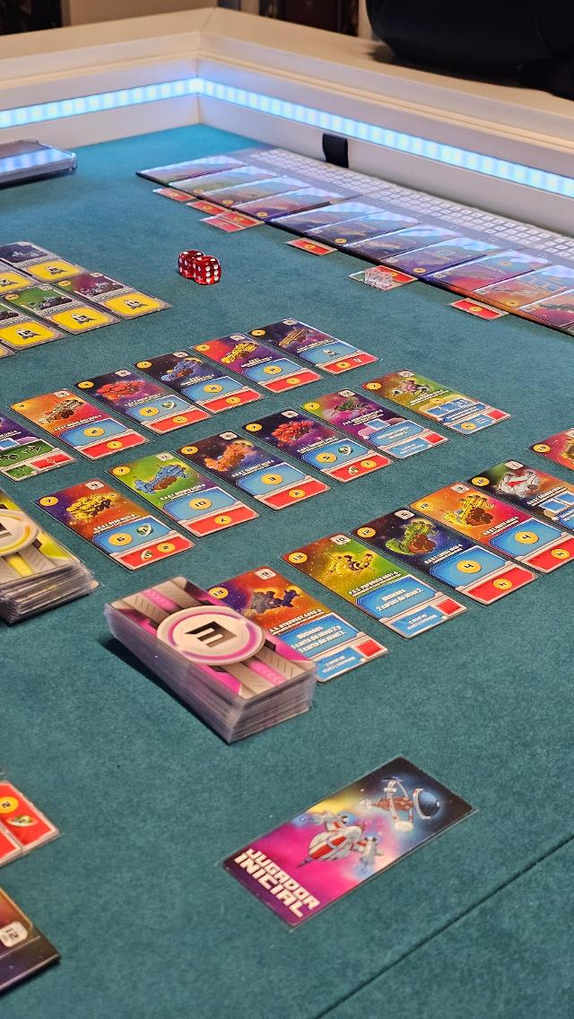 Space Base auf dem Tisch, Foto von Jugar y Leer