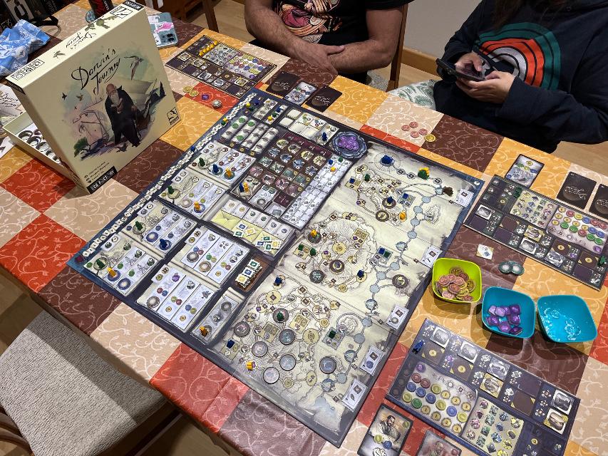 Darwin's Journey op tafel, foto van Bruno Circulo Friki