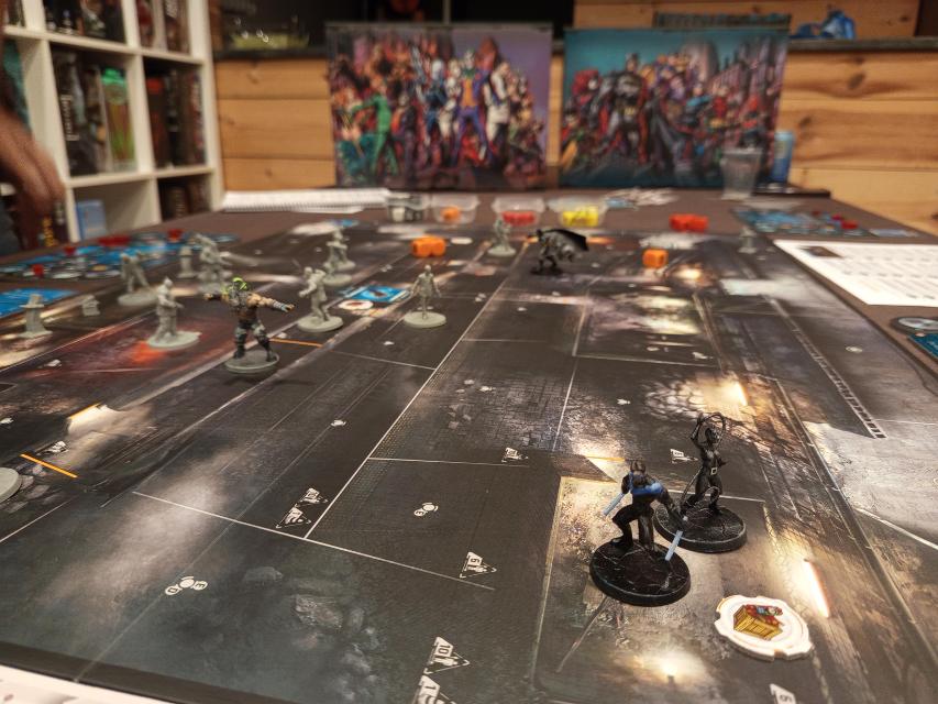 桌上的Batman: Gotham City Chronicles,照片来自 Ferran A Sales