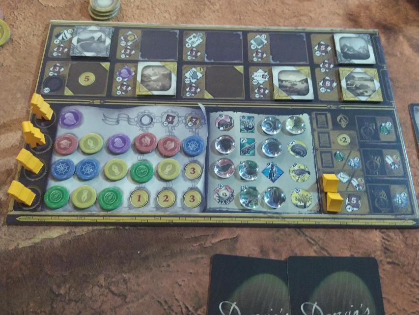 Darwin's Journey op tafel, foto van David Puyalto