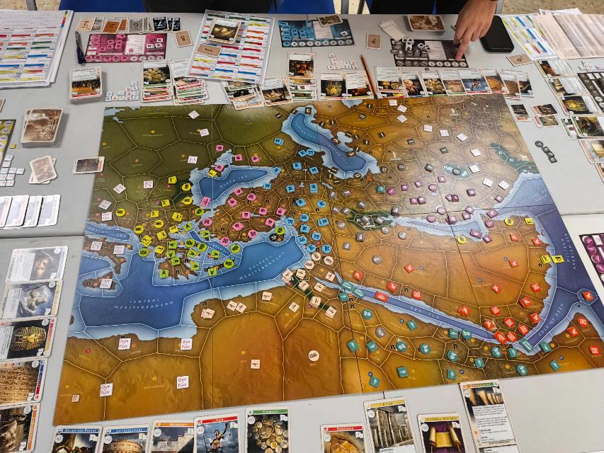 Mega Empires na stole, zdjęcie: Sapinto