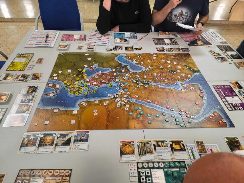 Mega Empires na stole, zdjęcie: Sapinto