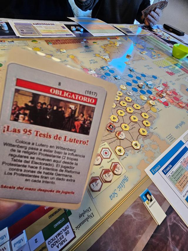 Here I Stand: 500th Anniversary Edition na mesa, foto de Iggy