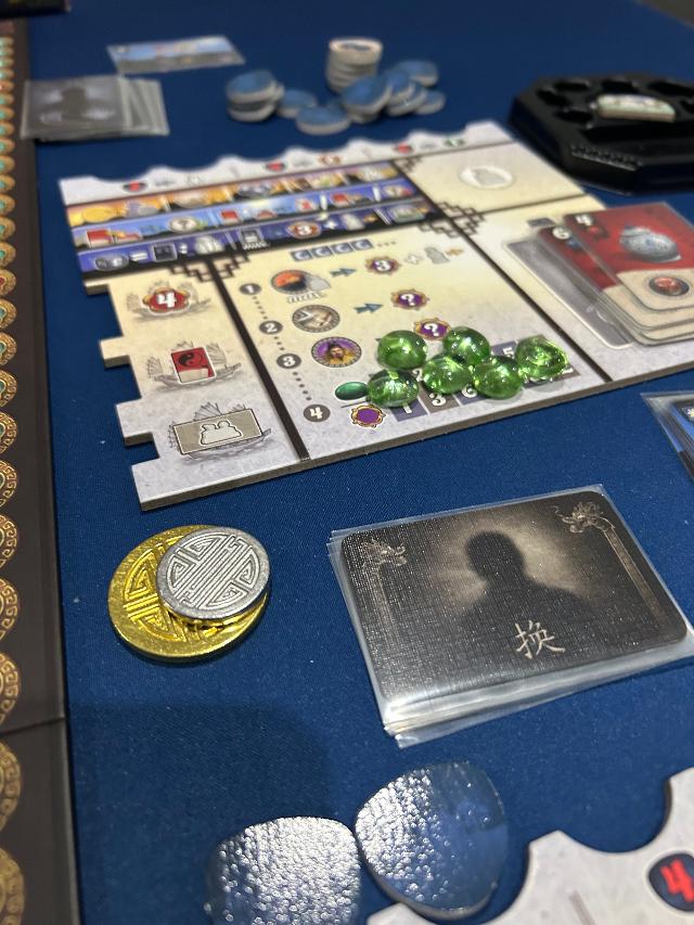Gùgōng: Deluxe Big Box on the table, photo by David
