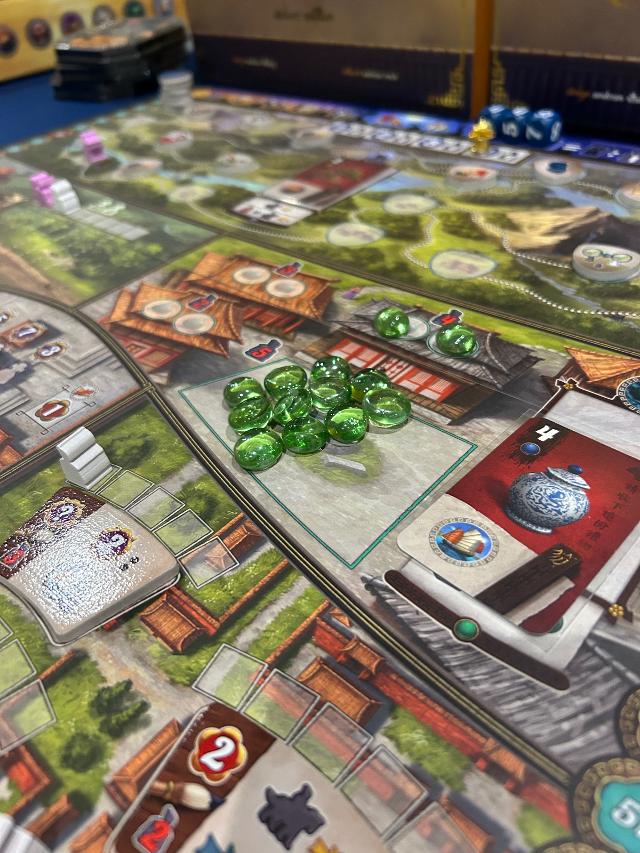 Gùgōng: Deluxe Big Box on the table, photo by David