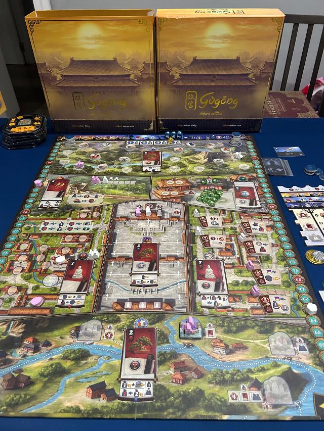 Gùgōng: Deluxe Big Box on the table, photo by David