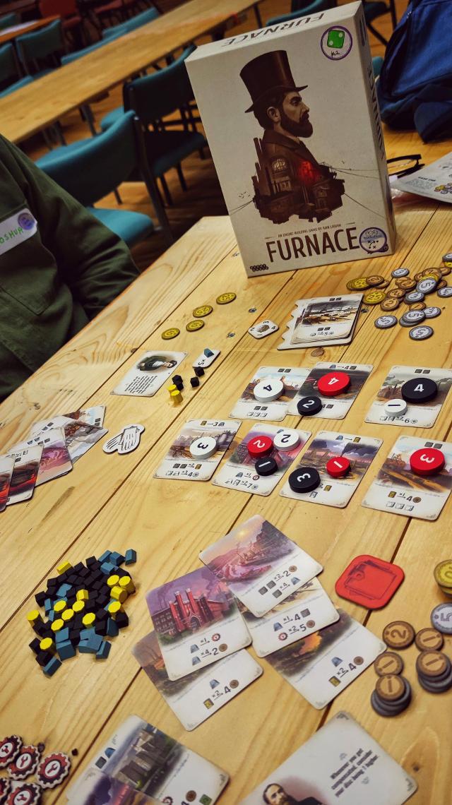 Furnace auf dem Tisch, Foto von thisisaspace