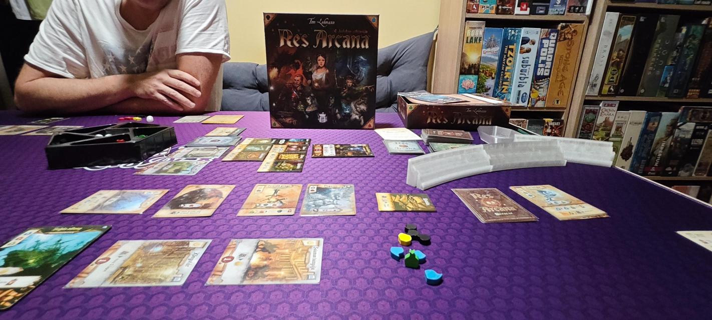 Res Arcana sul tavolo, foto di onyxo