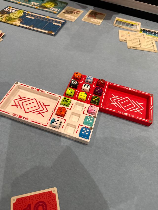 Knucklebones: Cult of the Lamb Dice Game på bordet, foto af neogeneration