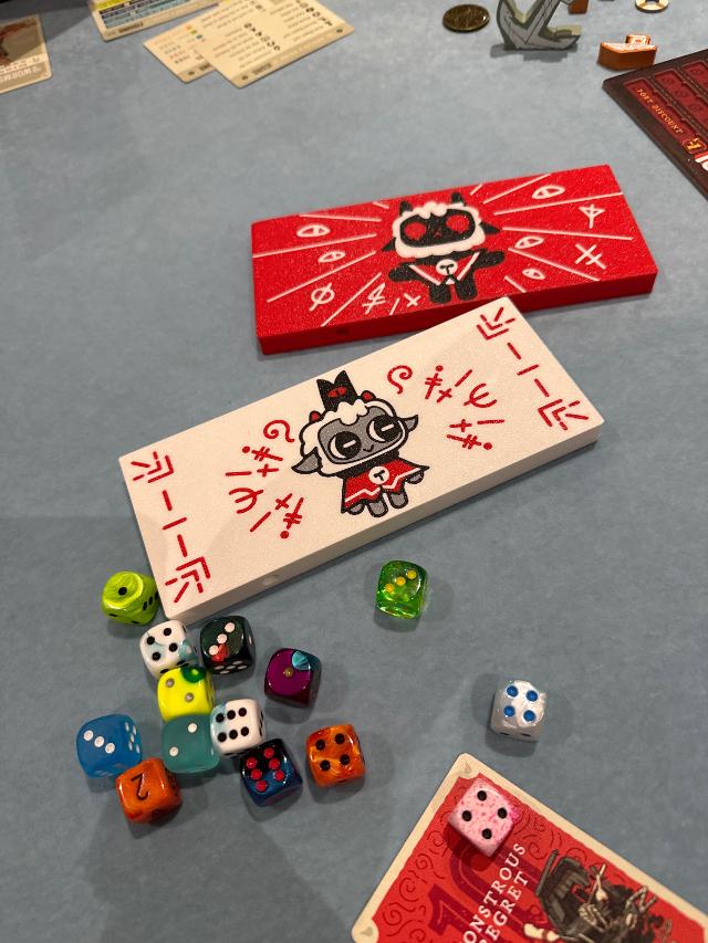 Knucklebones: Cult of the Lamb Dice Game på bordet, foto af neogeneration