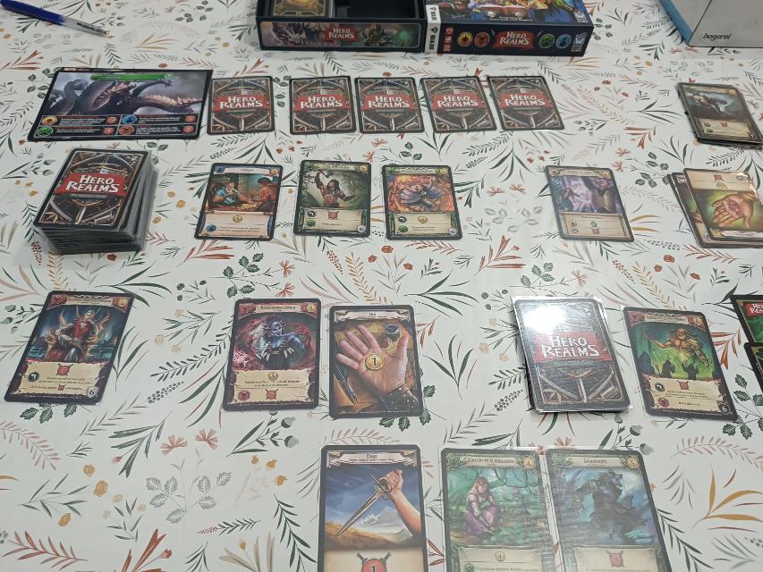 테이블 위의 Hero Realms, 사진: Viafora - Francesc