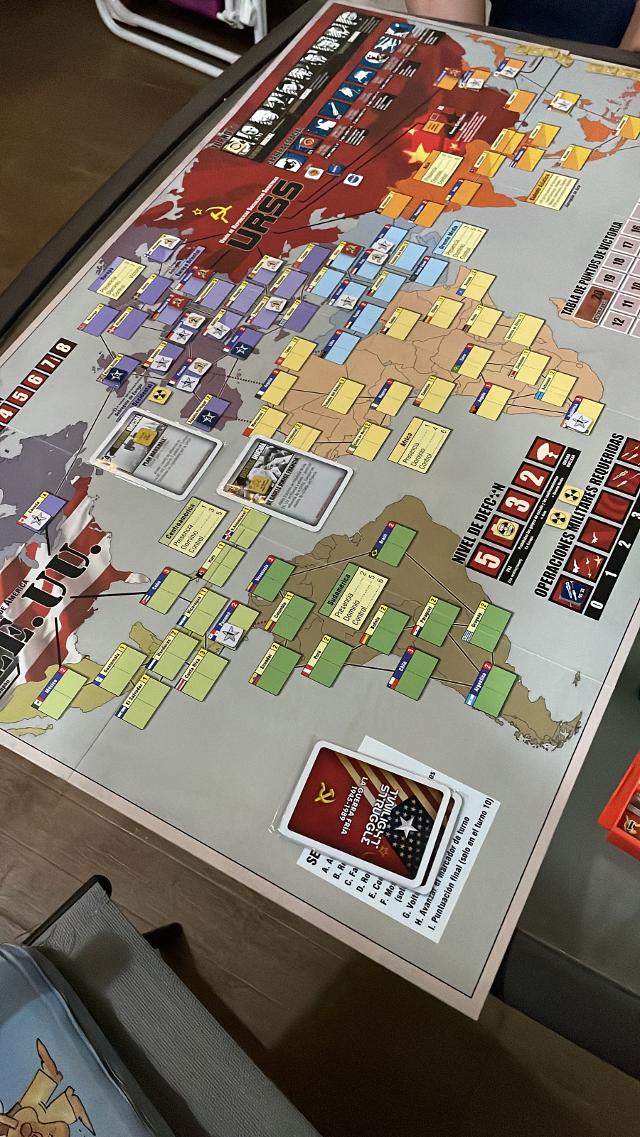 Twilight Struggle sur la table, photo de Mikitronic