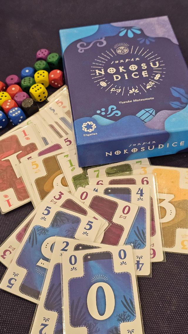 Nokosu Dice on the table, photo by Jugar y Leer