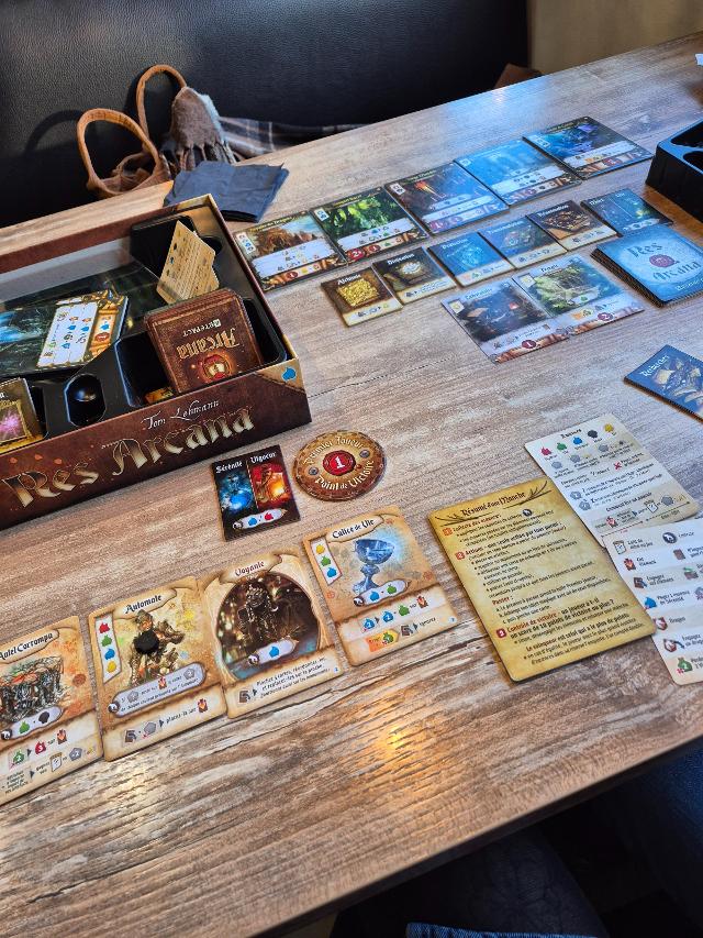 Res Arcana sul tavolo, foto di Sweetnesspanda