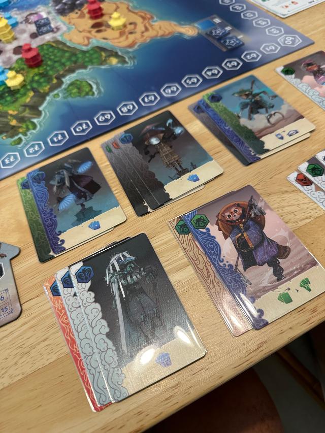 Ethnos: 2nd Edition sobre la taula, foto de Neung Vir
