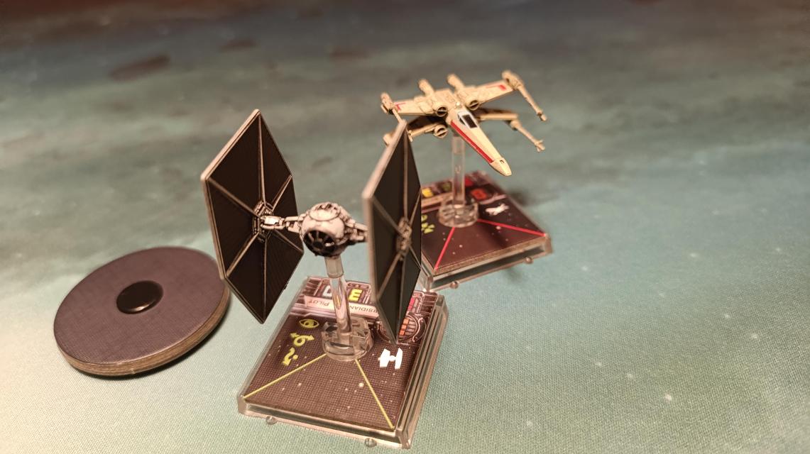 Star Wars: X-Wing Miniaturen-Spiel – Grundspiel auf dem Tisch, Foto von Tazmanian