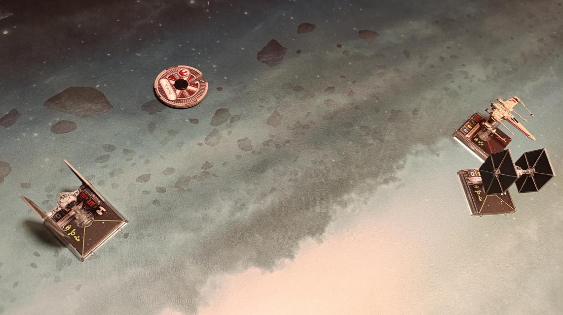 Star Wars: X-Wing Miniaturen-Spiel – Grundspiel auf dem Tisch, Foto von Tazmanian