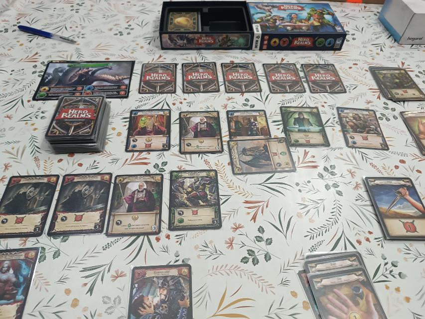 테이블 위의 Hero Realms, 사진: Viafora - Francesc