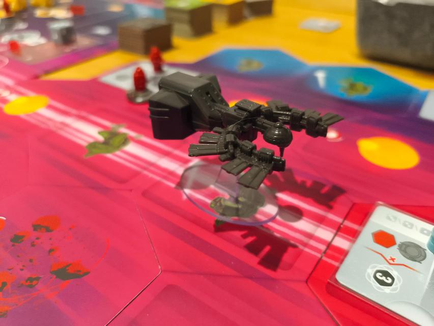 Black Angel on the table, photo by Mochilo