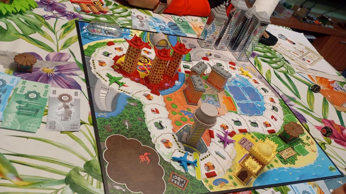 Hotel on the table, photo by Jan